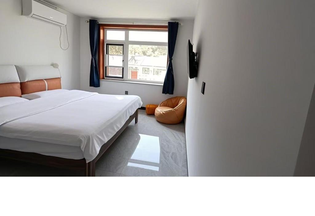 Postel nebo postele na pokoji v ubytování Gubeikou Great Wall Juxian Residents' Lodging