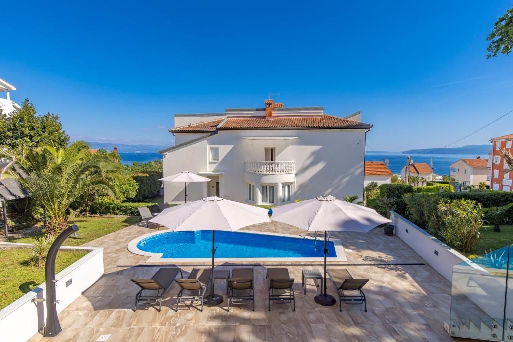 Bazén v ubytovaní Villa Garden Apartment with Pool Opatija alebo v jeho blízkosti