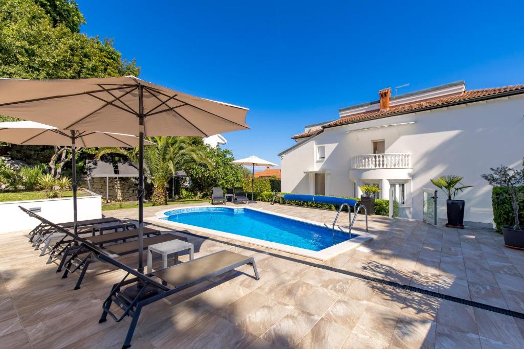 Bazén v ubytovaní Villa Garden Apartment with Pool Opatija alebo v jeho blízkosti