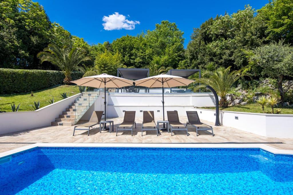 Bazén v ubytovaní Villa Garden Apartment with Pool Opatija alebo v jeho blízkosti