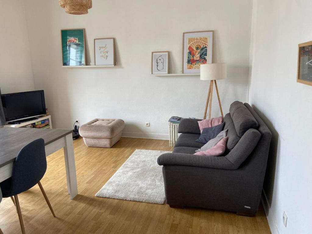 un salon avec un canapé et une table dans l'établissement Idéalement placé, proche gare et plage du Sillon, à Saint-Malo