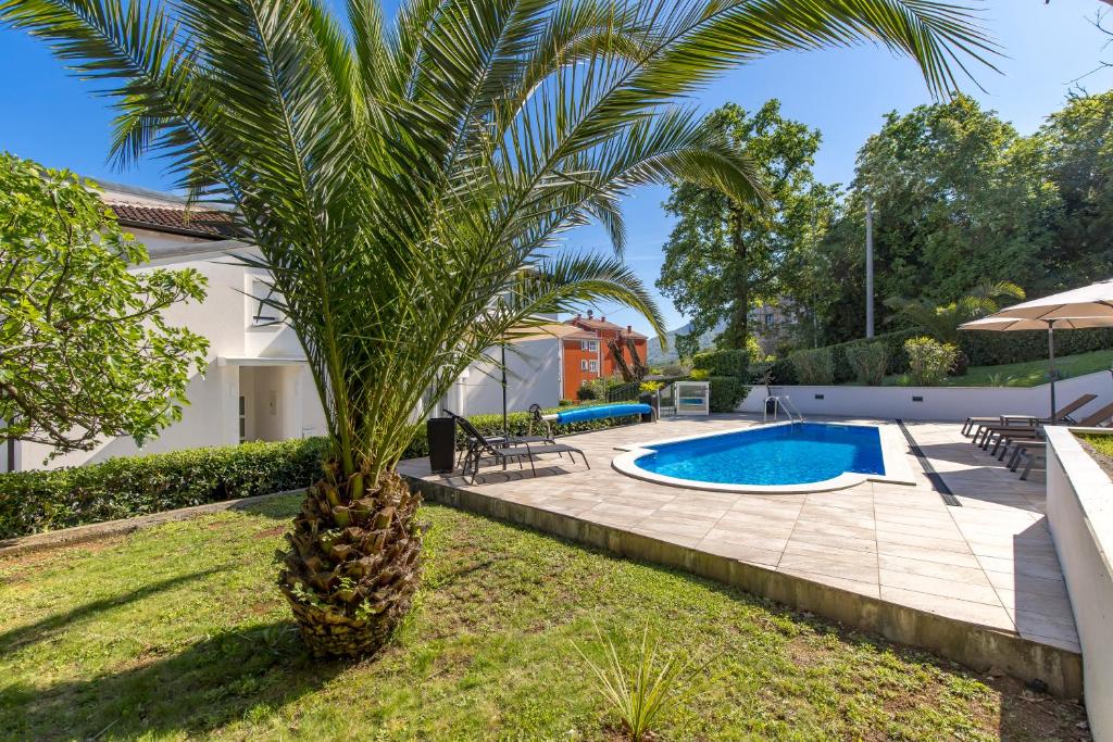 Bazén v ubytovaní Villa Garden Apartment with Pool Opatija alebo v jeho blízkosti