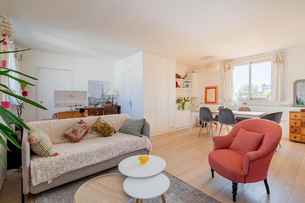 un salon avec un canapé, une table et des chaises dans l'établissement Veeve - Romantic Terrace, à Paris