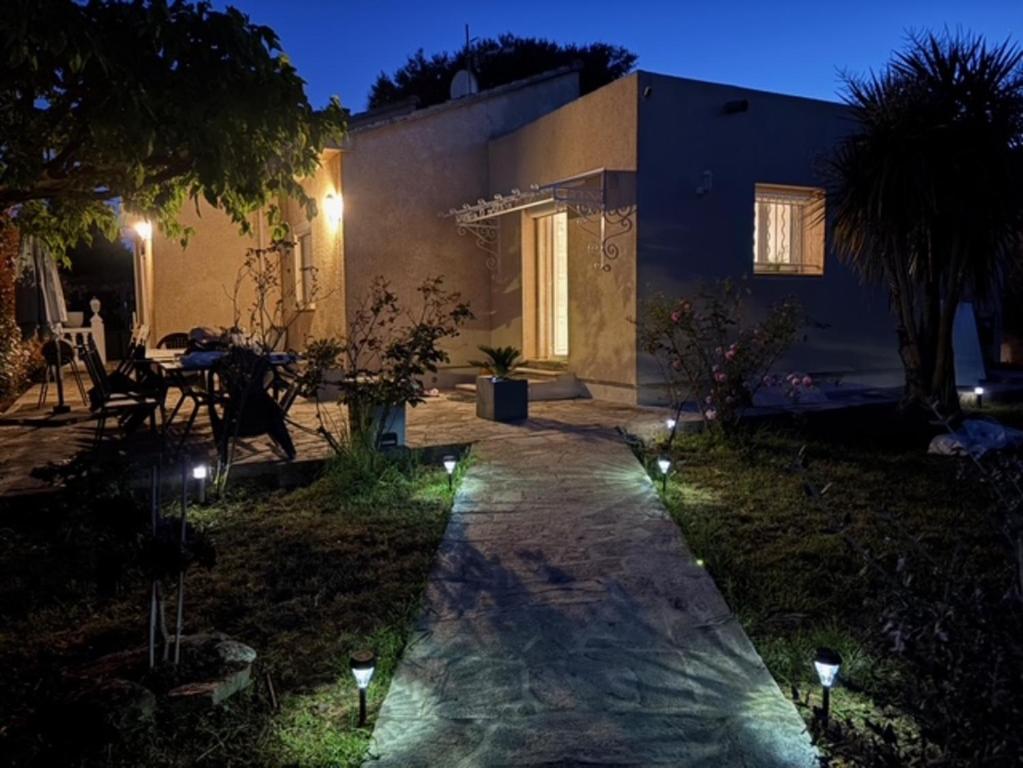 Vonkajšia záhrada v ubytovaní VILLA tous conforts avec Piscine privée et accès Plage