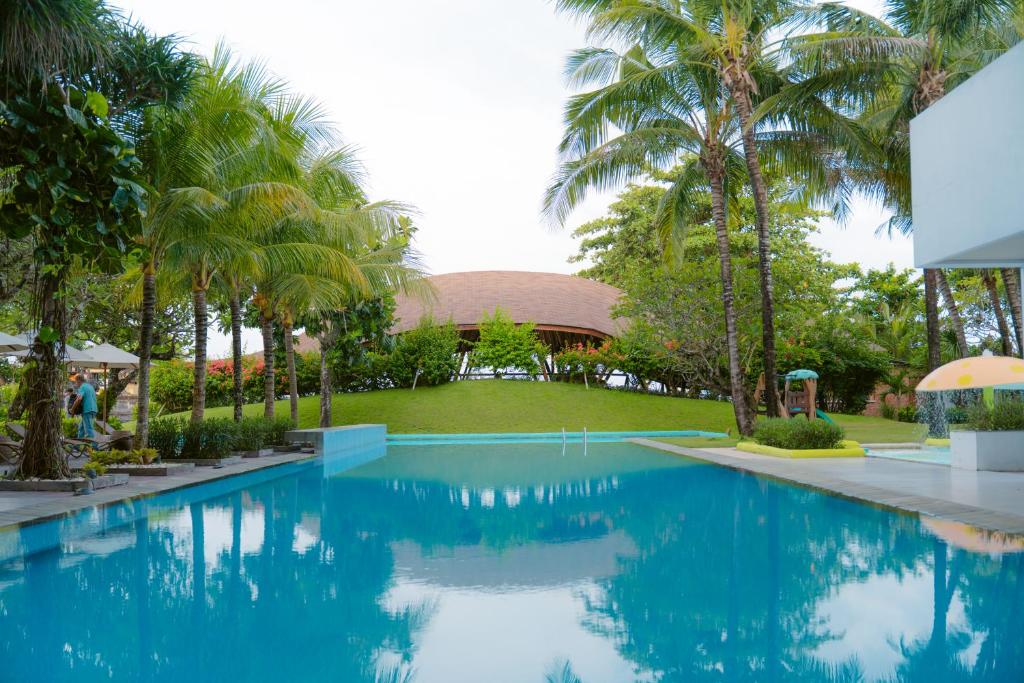 Bazén v ubytování Tijili Hotel Benoa nebo v jeho okolí