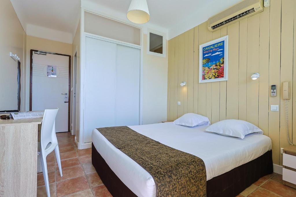 Postel nebo postele na pokoji v ubytování Cap Nègre Hôtel