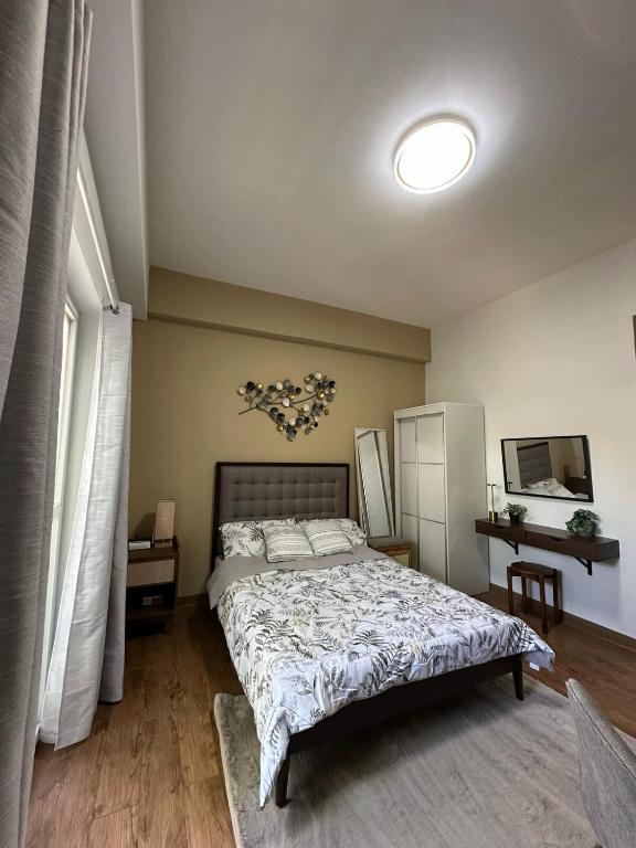 Postel nebo postele na pokoji v ubytování JNest Cozy Condo Bldg A 215