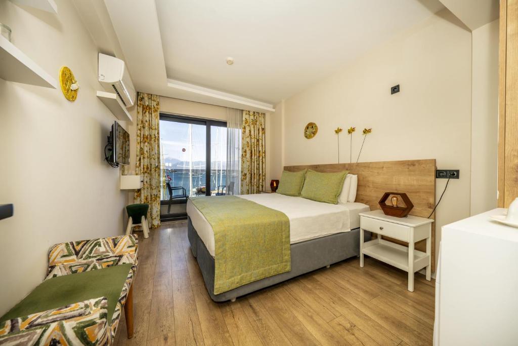 Postel nebo postele na pokoji v ubytování Ece Marina Suites