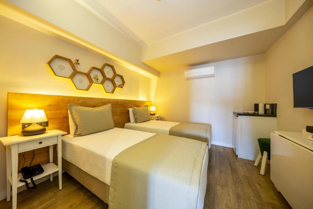 Postel nebo postele na pokoji v ubytování Ece Marina Suites