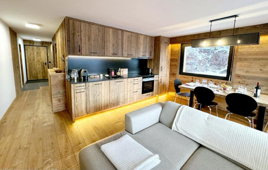ヴェルビエにあるVerbier Le Rouge superb 3-room apartment near slopes & ski-liftのソファとキッチンのあるリビングルーム