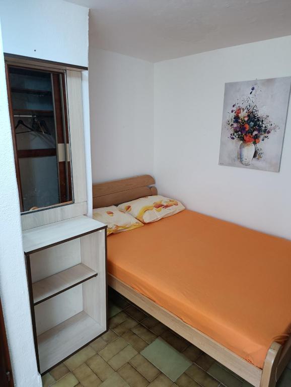 Una cama pequeña en una habitación con ventana. en Dvokrevetna soba, Spaso, en Petrovac na Moru