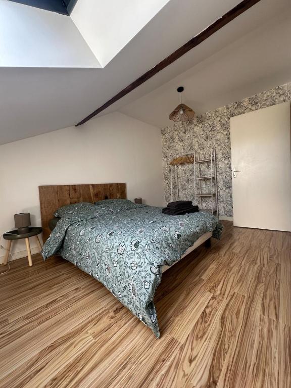 une chambre avec un lit et un parquet dans l'établissement Duplex hyper centre Saint-Vit!, à Saint-Vit
