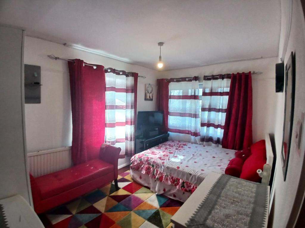 Ένα ή περισσότερα κρεβάτια σε δωμάτιο στο Charming London Guest Room with Garden BBQ