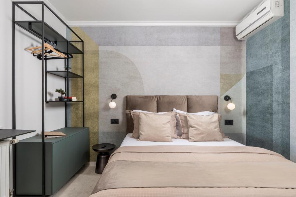 sypialnia z dużym łóżkiem i półką w obiekcie Apartments Villa Chiara Opatija w mieście Ičići