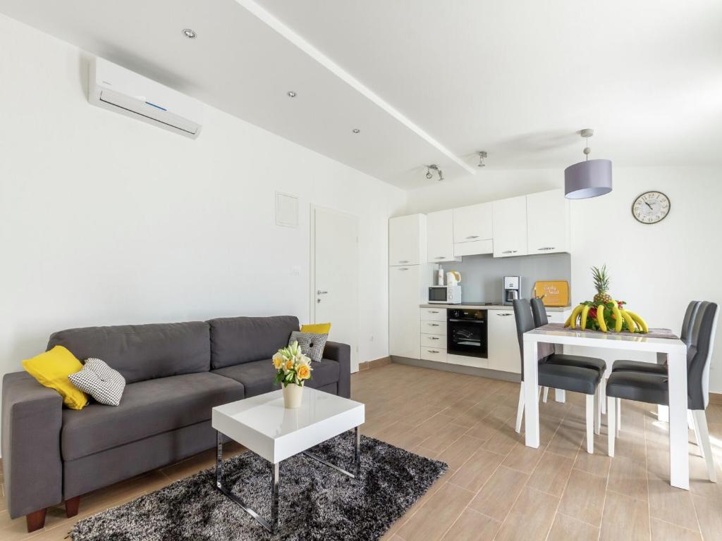 Kuchyňa alebo kuchynka v ubytovaní Beautiful apartment in between Split and Trogir