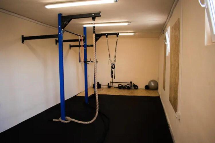 Posilňovňa alebo fitness centrum v ubytovaní Beautiful apartment in between Split and Trogir