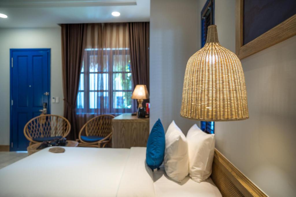 Giường trong phòng chung tại L'Azure Resort and Spa