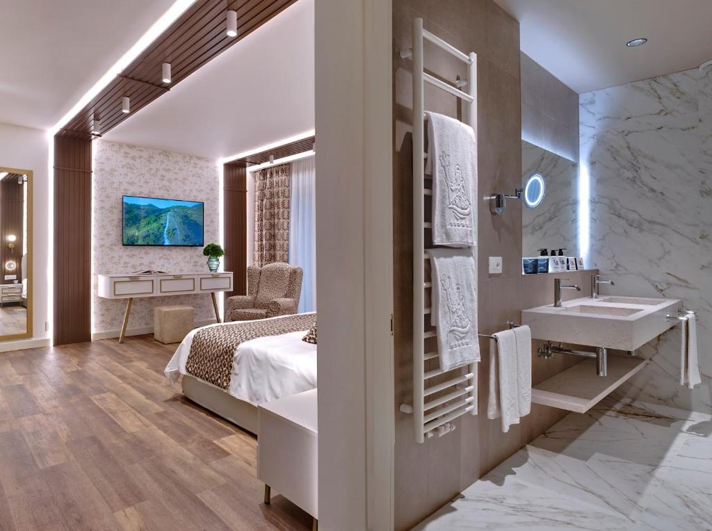 Posteľ alebo postele v izbe v ubytovaní Tritone LUXURY HOTEL THERMAE & SPA