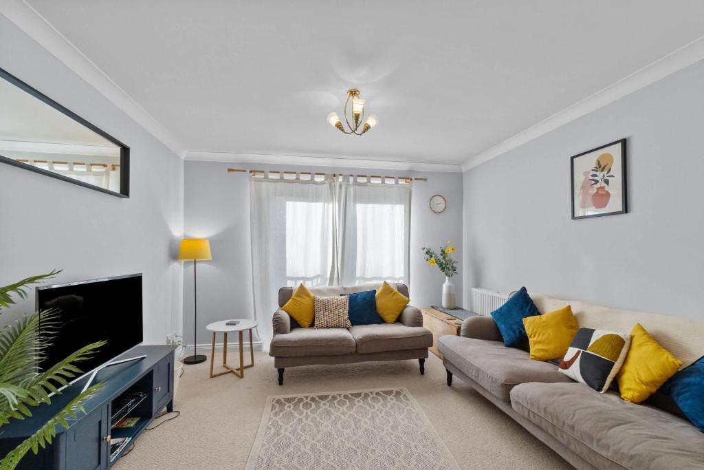 TV a/nebo společenská místnost v ubytování Bright & Spacious 3 Bedroom Home in Central Exeter