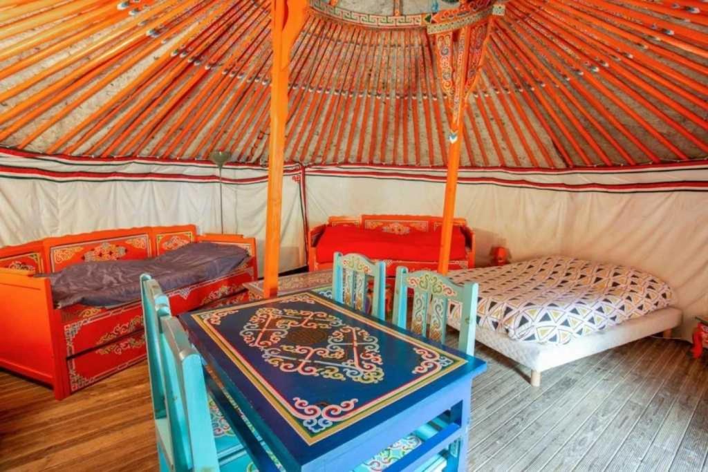 Postel nebo postele na pokoji v ubytování Camping 1 étoile - ccaegif