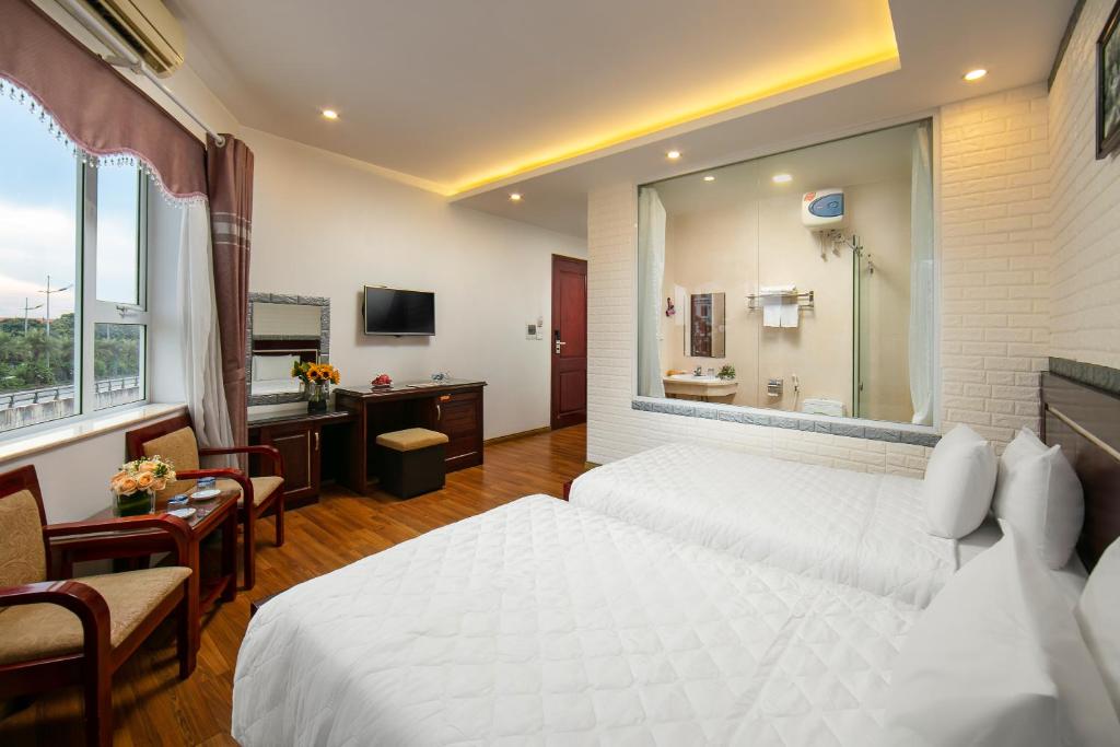 Postel nebo postele na pokoji v ubytování New Airport NoiBai Hotel