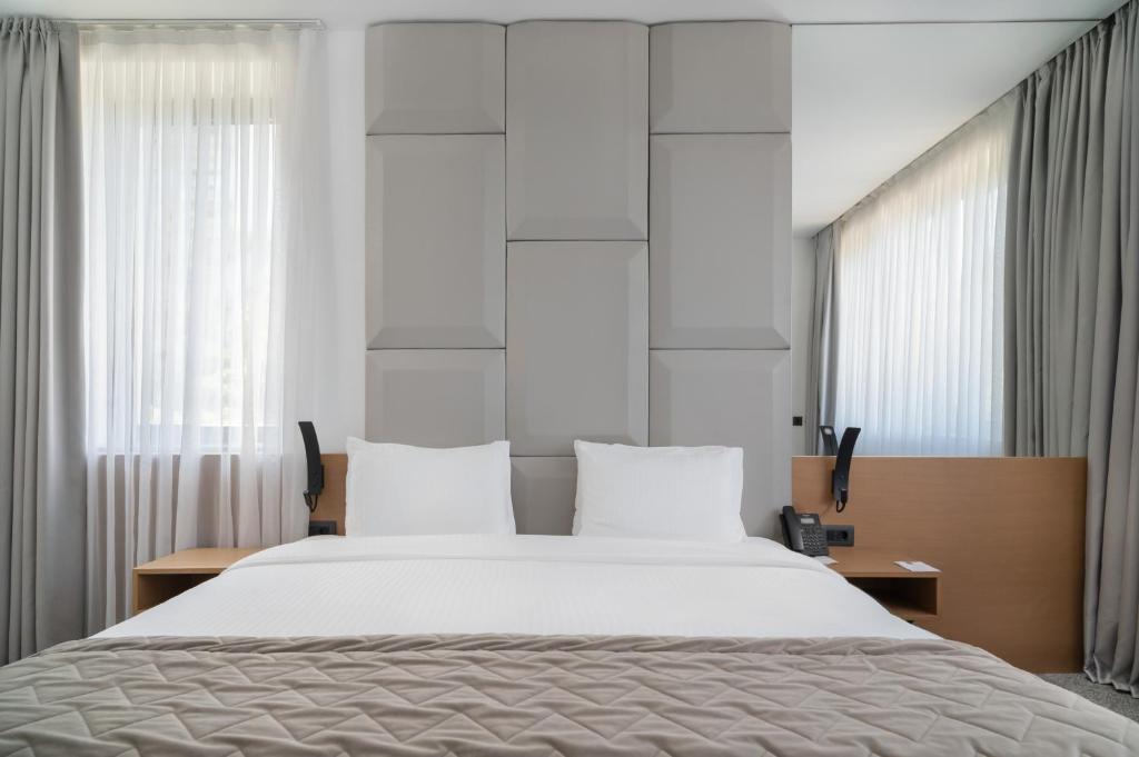 Hotel Mona Plaza客房内的一张或多张床位
