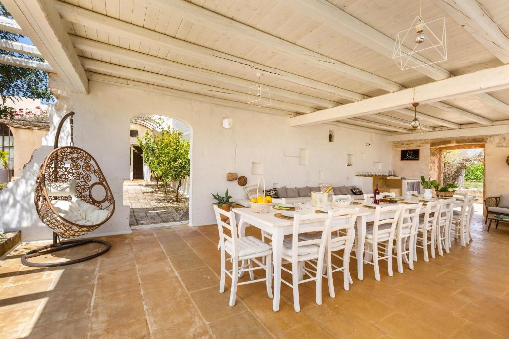 TV a/nebo společenská místnost v ubytování Masseria Li Capperi by Perle di Puglia