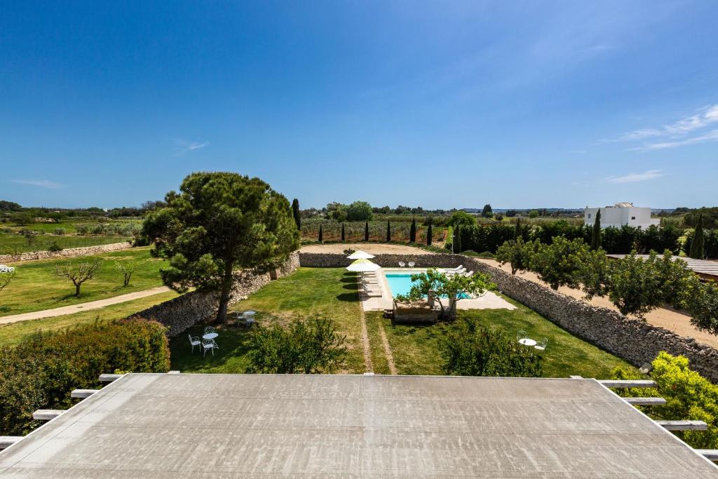 Bazén v ubytování Masseria Li Capperi by Perle di Puglia nebo v jeho okolí