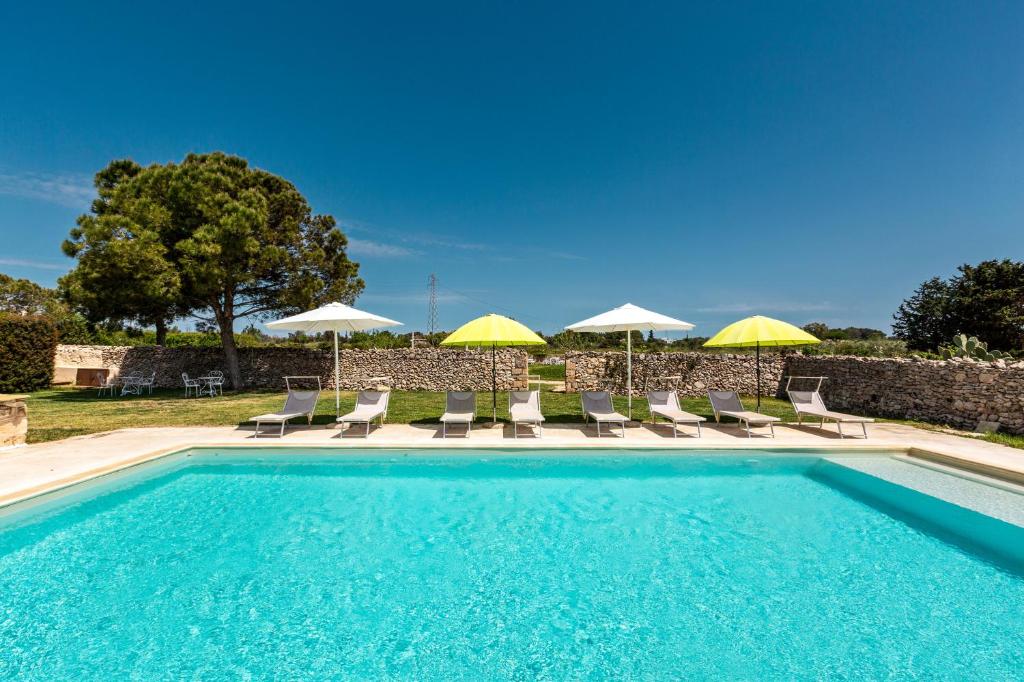 Bazén v ubytování Masseria Li Capperi by Perle di Puglia nebo v jeho okolí