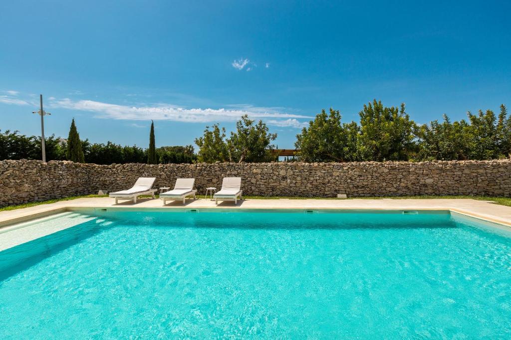 Bazén v ubytování Masseria Li Capperi by Perle di Puglia nebo v jeho okolí