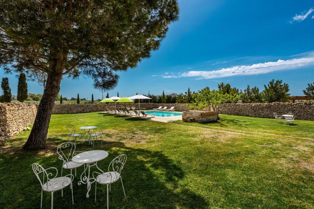 Bazén v ubytování Masseria Li Capperi by Perle di Puglia nebo v jeho okolí