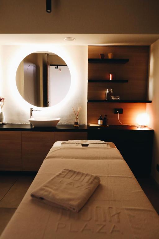 Hotel Mona Plaza客房内的一张或多张床位