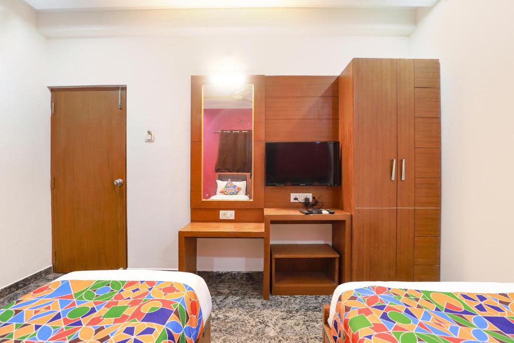 Postel nebo postele na pokoji v ubytování FabHotel Lloyds Inn