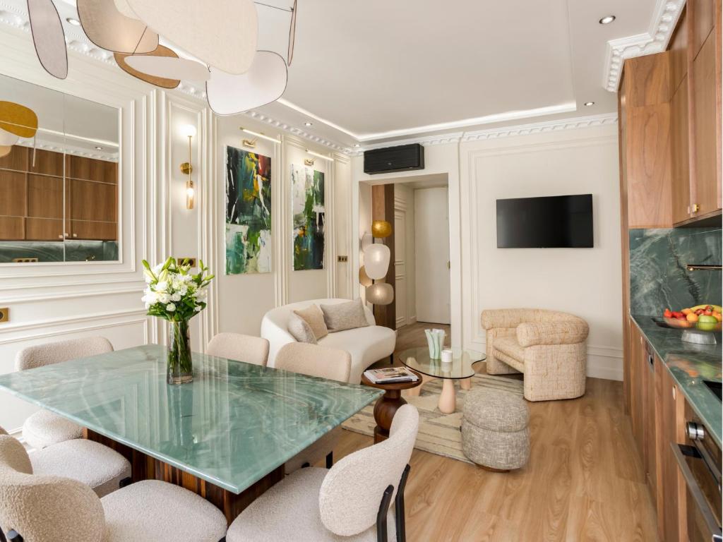 un salon avec une table en verre et des chaises dans l'établissement Merveil - Luxury Suite - Marais - Caire I, à Paris