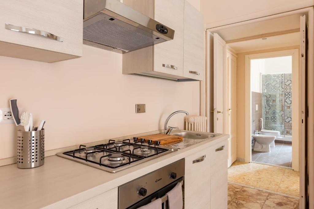 A kitchen or kitchenette at G-House Pettinari
