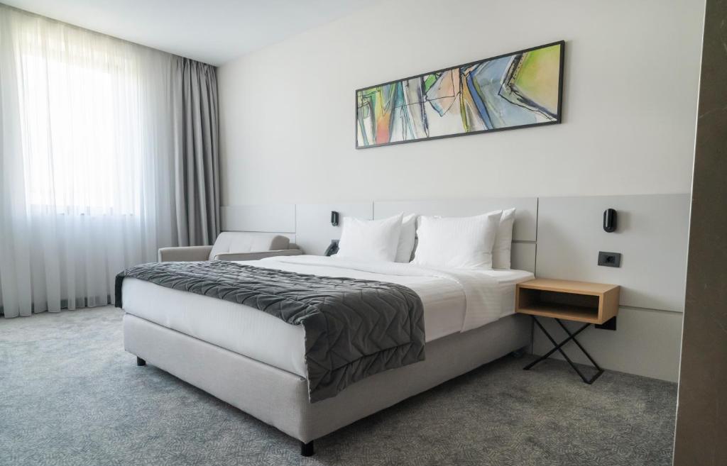 Hotel Mona Plaza客房内的一张或多张床位