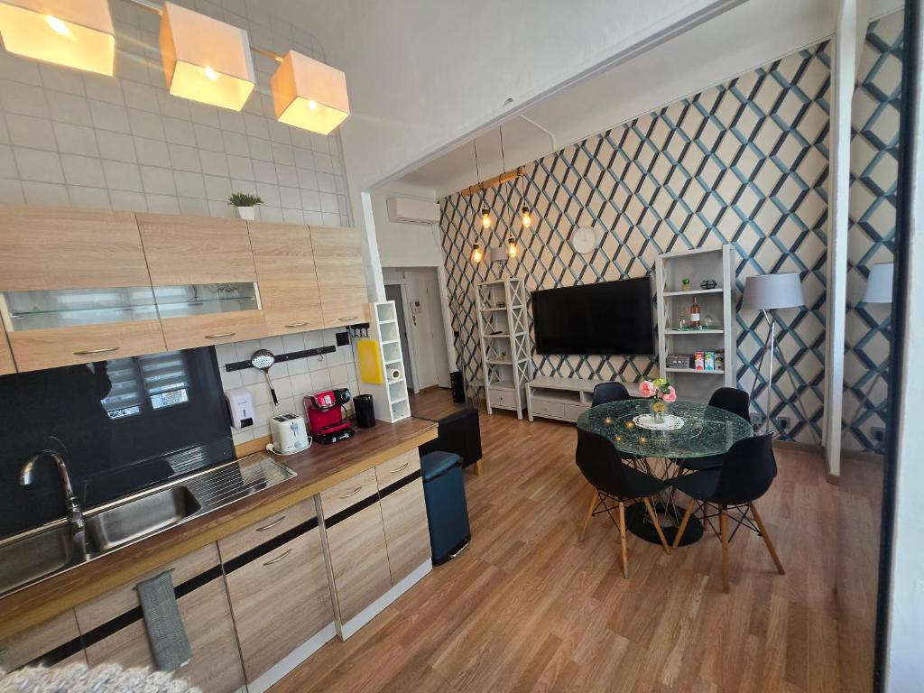 Una cocina y una sala de estar con mesa y sillas. en Centre Carré d'or 3 chambres, en Cannes