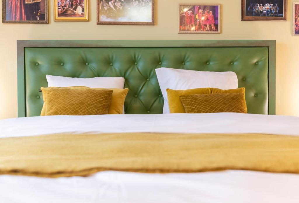 Postel nebo postele na pokoji v ubytování Theater Hotel