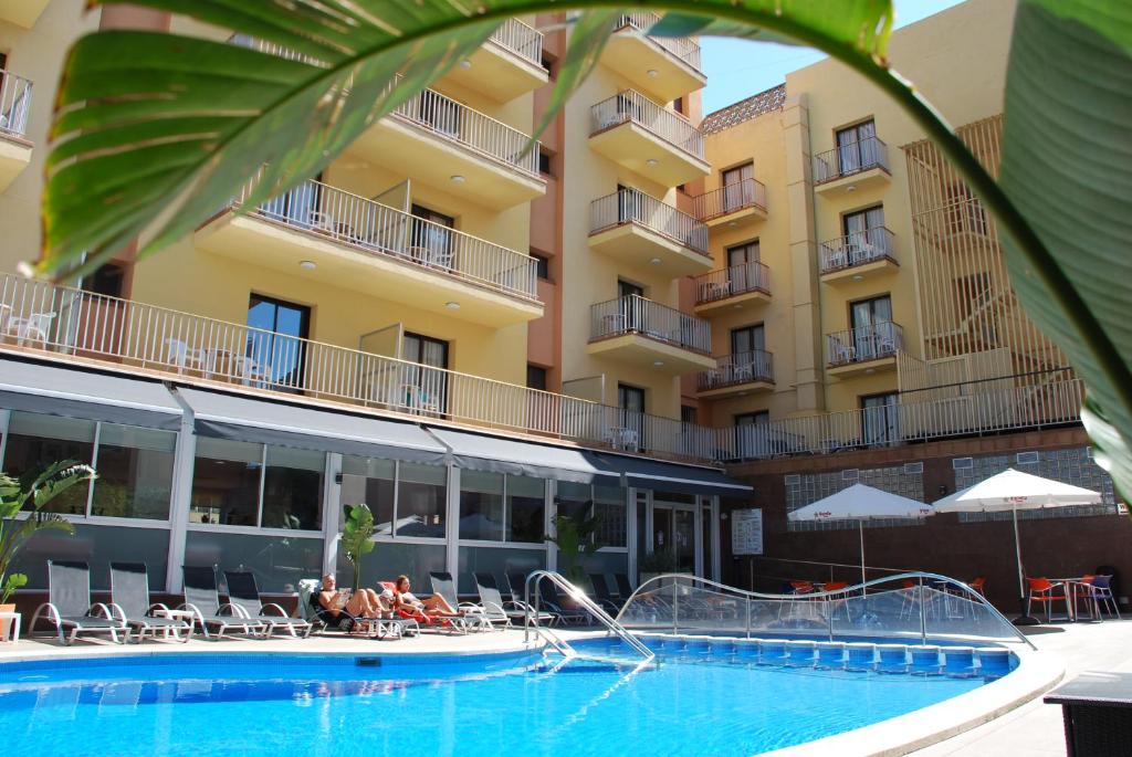 a swimming pool in front of a hotel at Hotel Stella Maris in Blanes