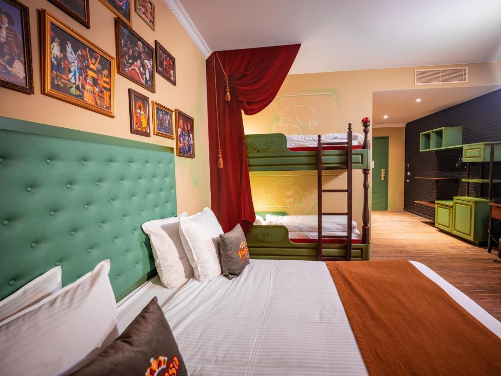 Postel nebo postele na pokoji v ubytování Theater Hotel