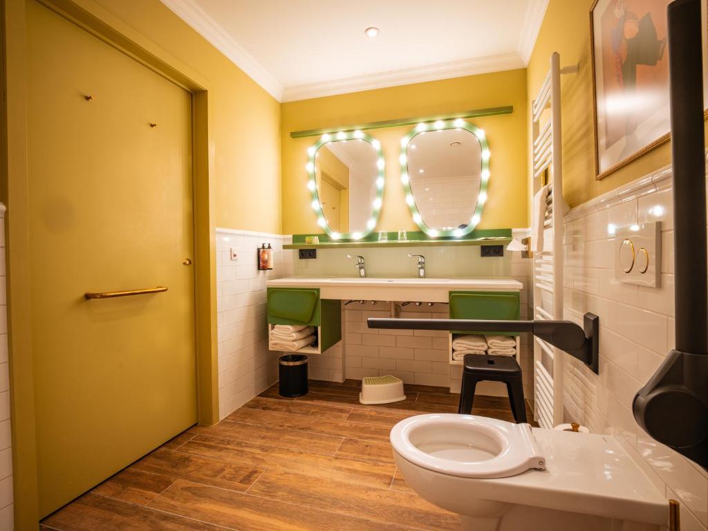 Koupelna v ubytování Theater Hotel