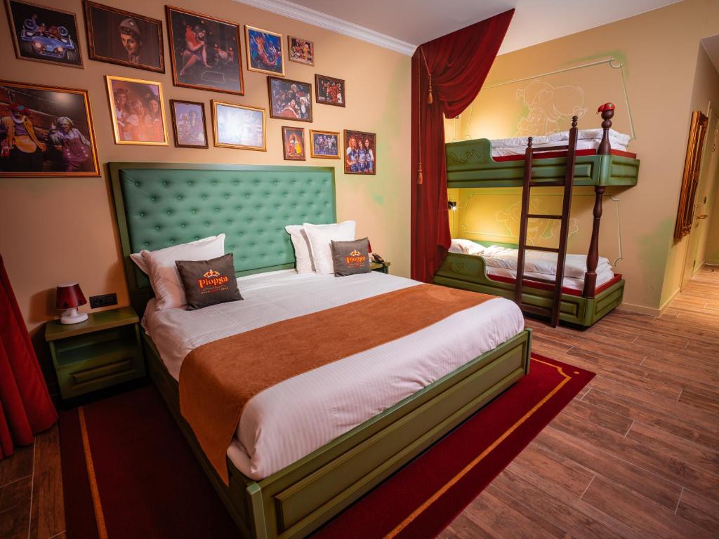 Postel nebo postele na pokoji v ubytování Theater Hotel