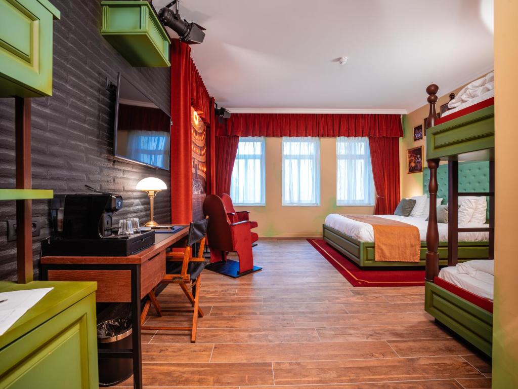 Postel nebo postele na pokoji v ubytování Theater Hotel