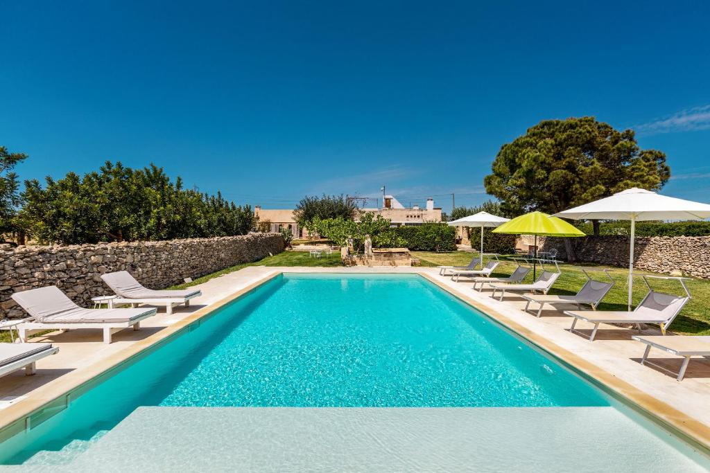 Bazén v ubytování Masseria Li Capperi by Perle di Puglia nebo v jeho okolí