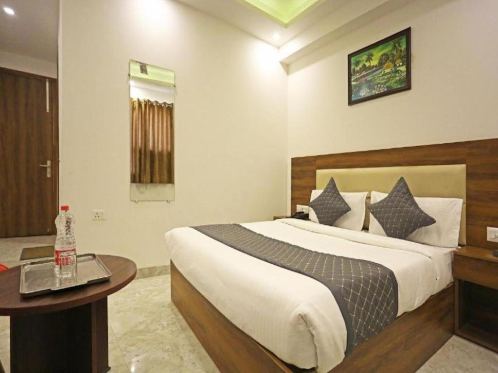 Postel nebo postele na pokoji v ubytování Hotel De Clark - Free Airport Drop for Minimum 05 Nights Stay - 5 mins from IGI & Domestic Airport Delhi