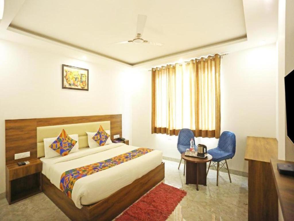 Postel nebo postele na pokoji v ubytování Hotel De Clark - Free Airport Drop for Minimum 05 Nights Stay - 5 mins from IGI & Domestic Airport Delhi