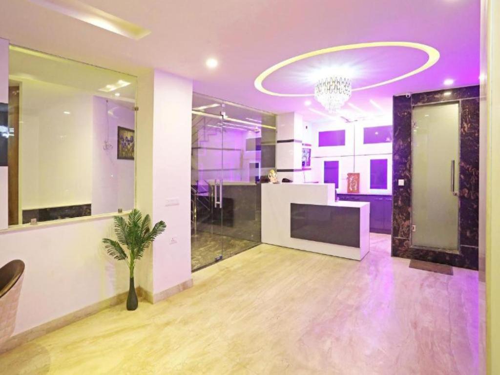 Kuchyň nebo kuchyňský kout v ubytování Hotel De Clark - Free Airport Drop for Minimum 05 Nights Stay - 5 mins from IGI & Domestic Airport Delhi