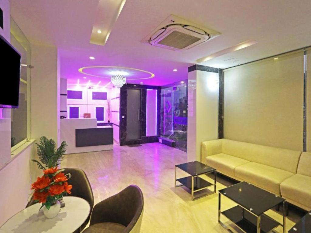 TV a/nebo společenská místnost v ubytování Hotel De Clark - Free Airport Drop for Minimum 05 Nights Stay - 5 mins from IGI & Domestic Airport Delhi