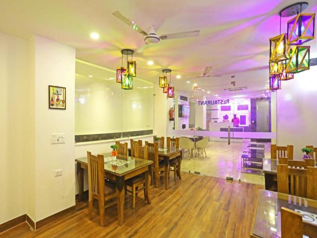 Restaurace v ubytování Hotel De Clark - Free Airport Drop for Minimum 05 Nights Stay - 5 mins from IGI & Domestic Airport Delhi