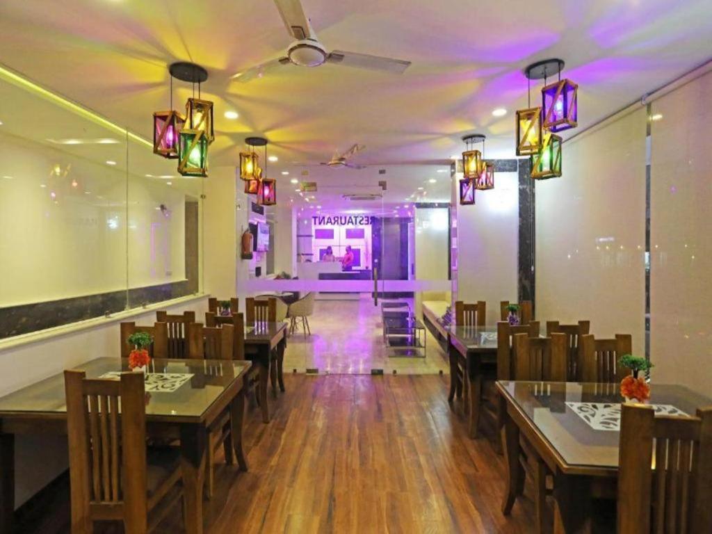 Restaurace v ubytování Hotel De Clark - Free Airport Drop for Minimum 05 Nights Stay - 5 mins from IGI & Domestic Airport Delhi